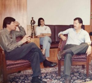 El periodista Héctor Sánchez de la Madrid entrevistando al candidato del PRI a la presidencia de la República, Luis Donaldo Colosio Murrieta, el 10 de febrero de 1994. Al centro Patricia Sanchez Espinosa.