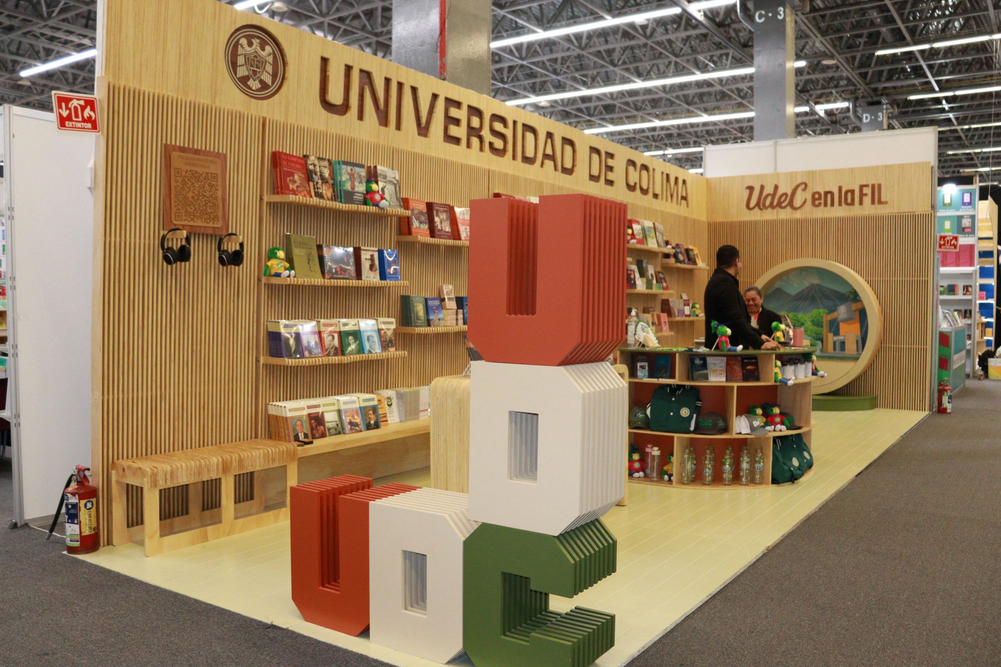UDEC INAUGURÓ STAND EN LA FIL 2025 CON 125 TÍTULOS Y 1,800 EJEMPLARES ...