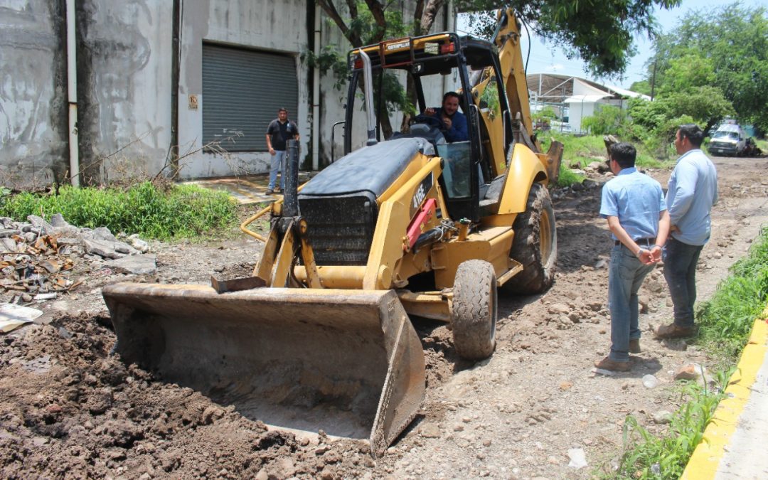 INSTALA CIAPACOV LÍNEA DE DISTRIBUCIÓN DE AGUA EN COLONIA LOS VOLCANES