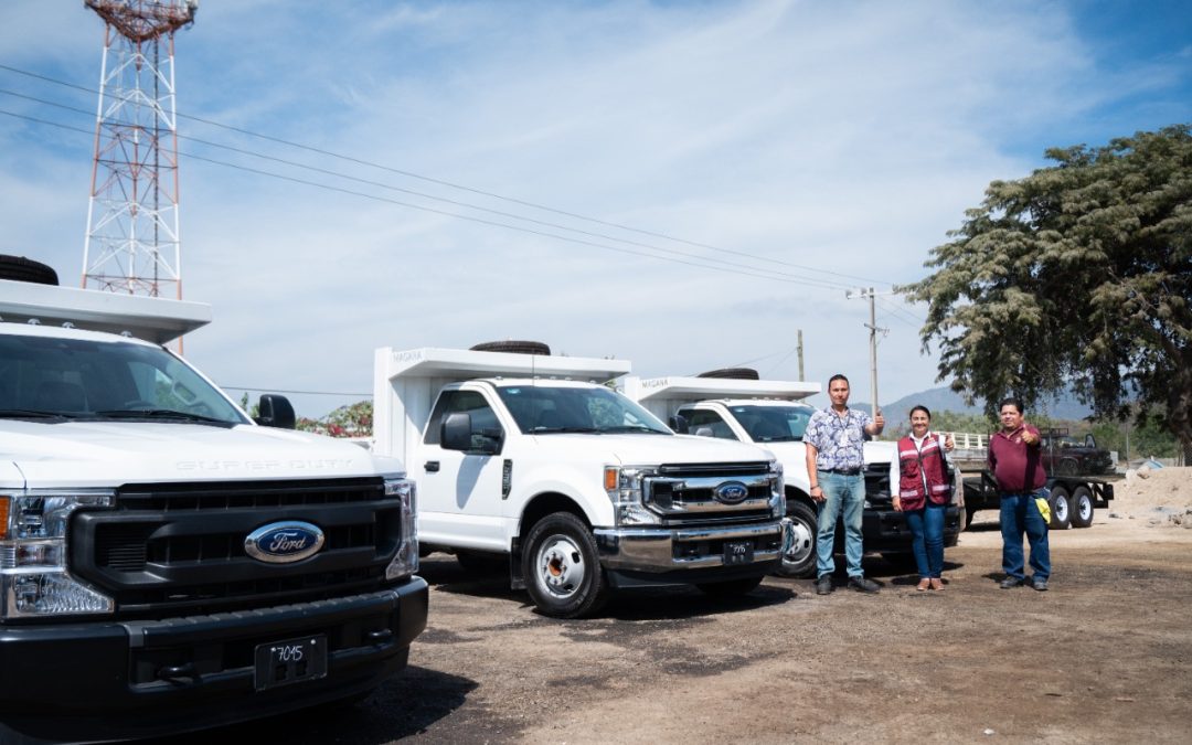 ENTREGAN 3 CAMIONETAS A OBRAS PÚBLICAS DE MANZANILLO
