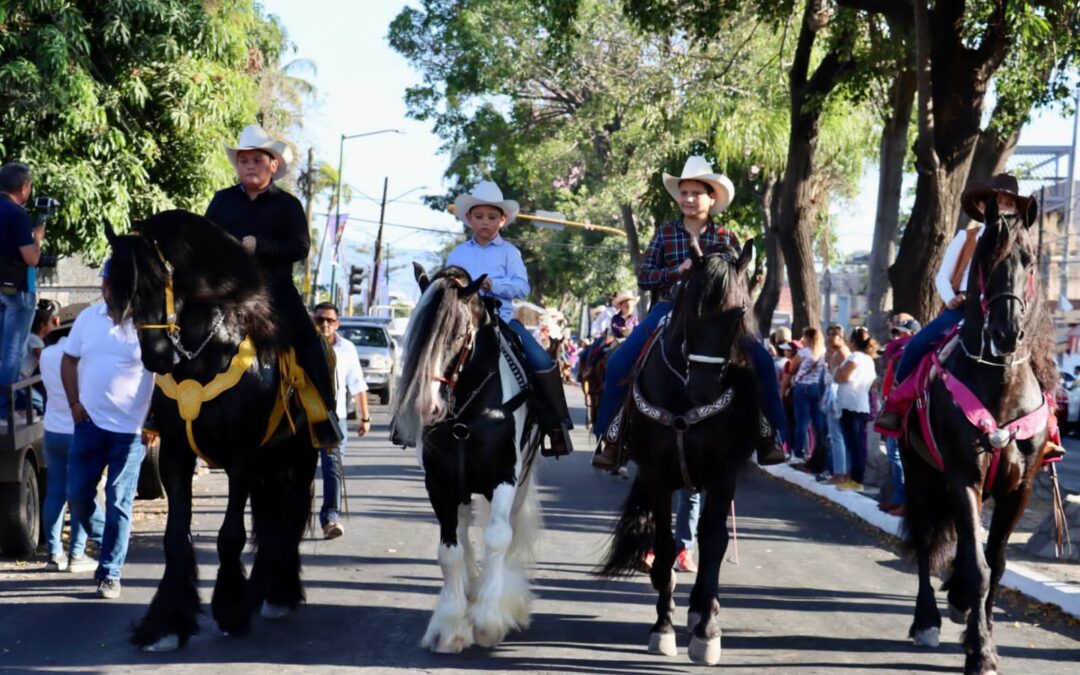 MÁS DE MIL NIÑAS Y NIÑOS PARTICIPAN EN CABALGATA «AMIGUITOS DE A CABALLO»