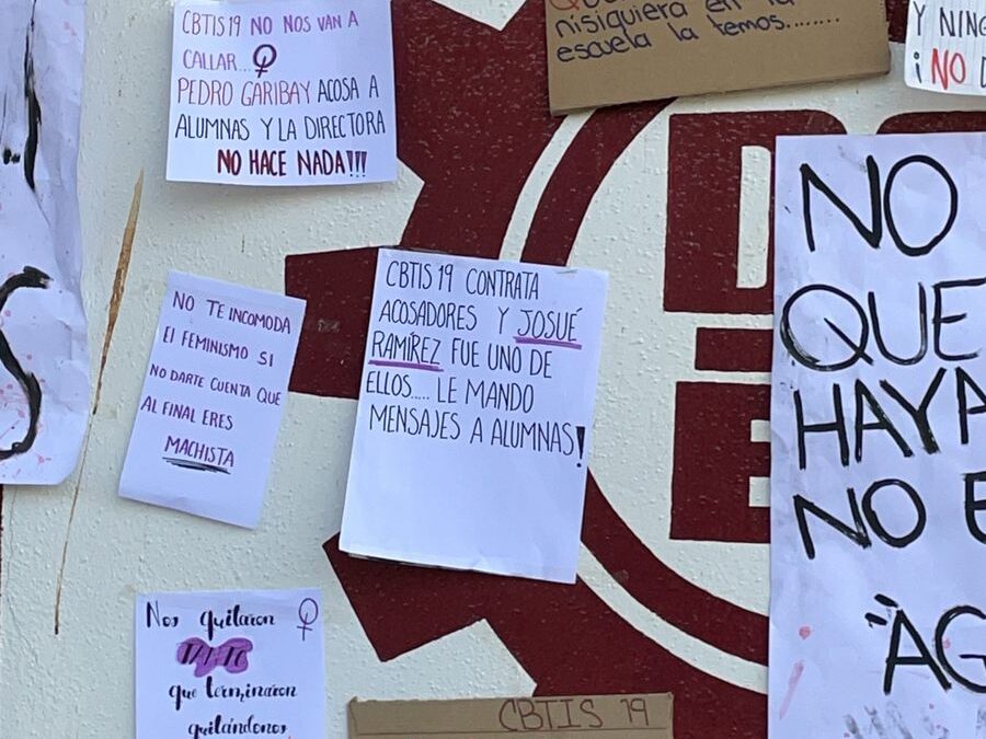 CON GRITOS, PINTAS Y DAÑOS AL CBTIS 19, ALUMNOS EXIGEN SALIDA DE 3 DOCENTE POR ACOSO SEXUAL