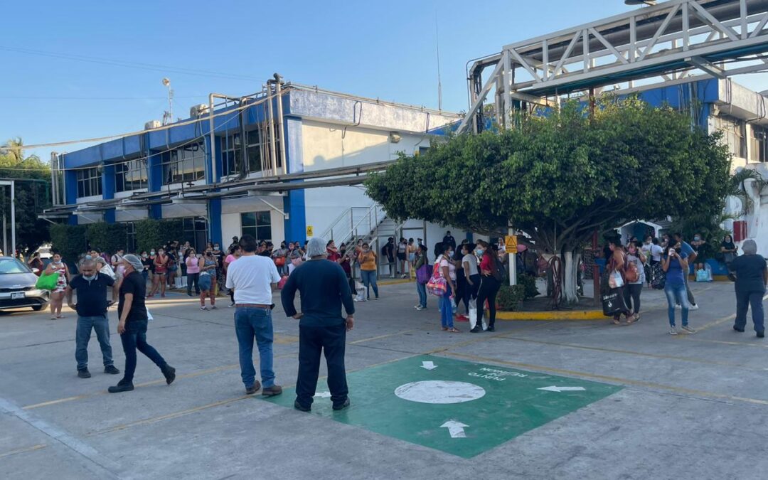 EVACUAN EMPRESA EN MANZANILLO, TRASLADAN Y ATIENDEN A DECENAS DE PERSONAS INTOXICADAS