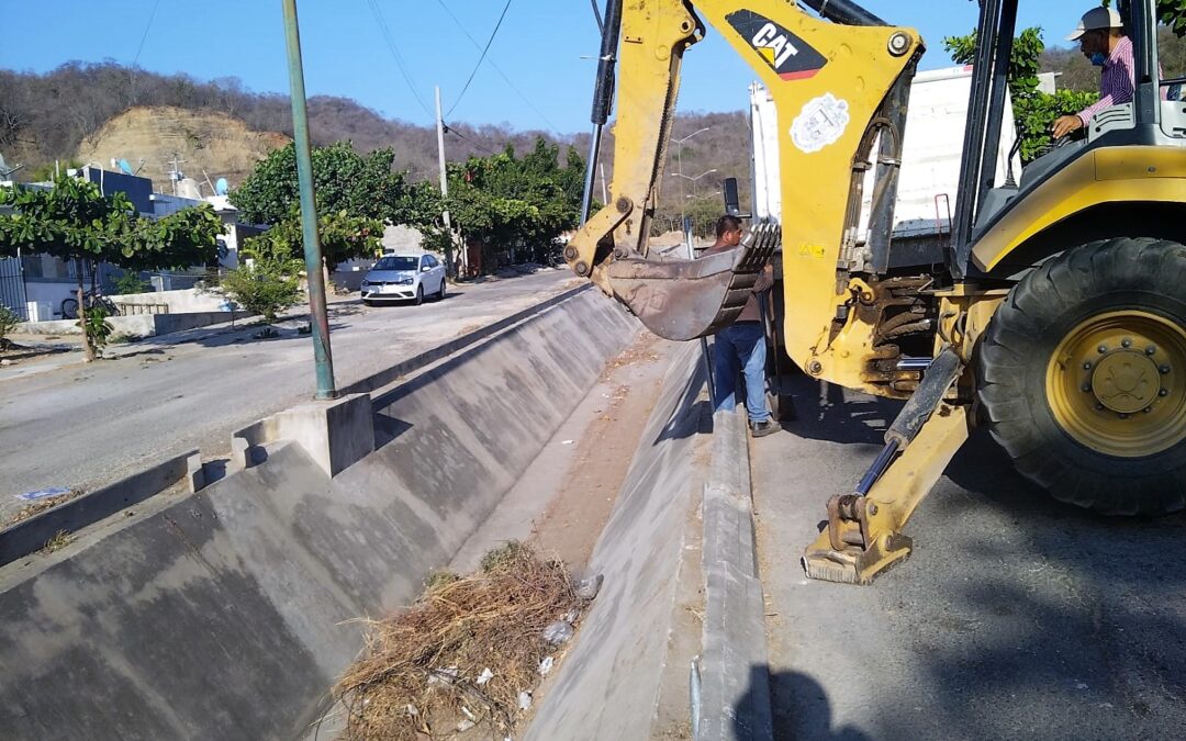 RETIRA AYUNTAMIENTO DE MANZANILLO 311 TONELADAS DE DESECHOS EN DESAZOLVES DE CAUCES