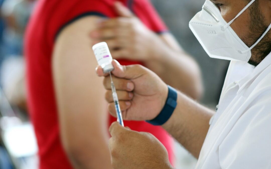 AUNQUE COVID-19 SIGUE SIENDO EMERGENCIA, ESTÁ EN TRANSICIÓN ENTRE PANDEMIA Y ENDEMIA