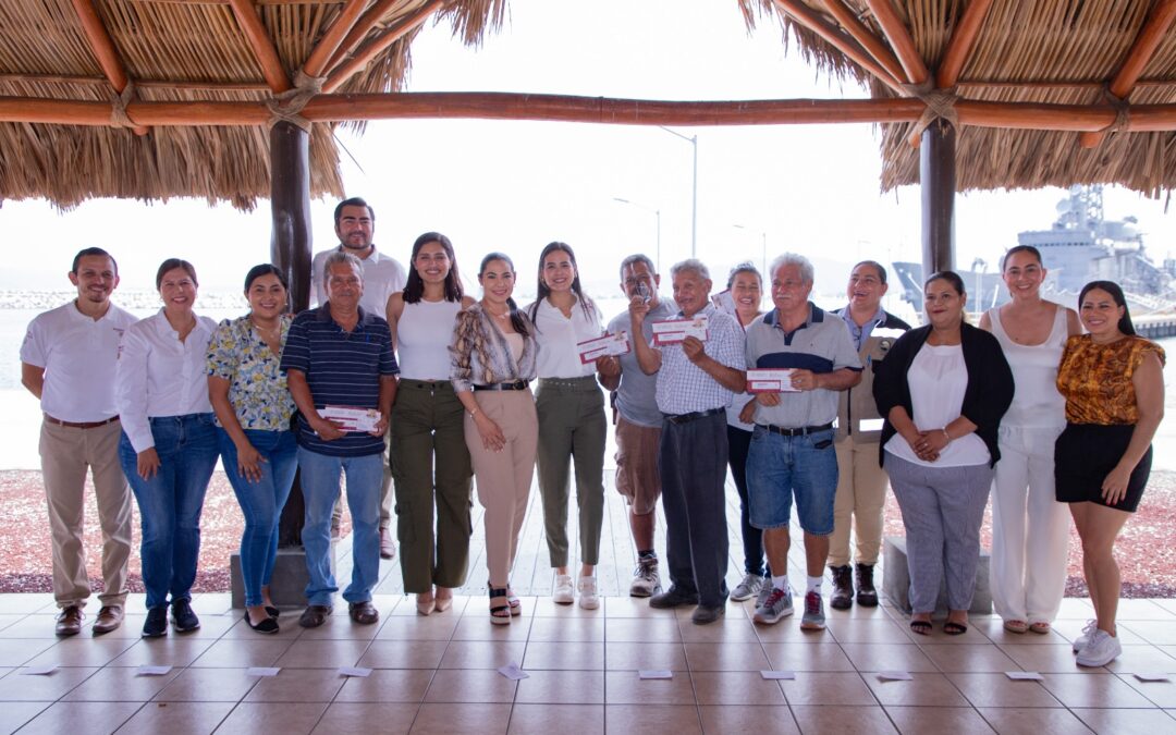 GOBERNADORA ACOMPAÑA DISTRIBUCIÓN DE TARJETAS DE BIENPESCA A PERSONAS DE MANZANILLO