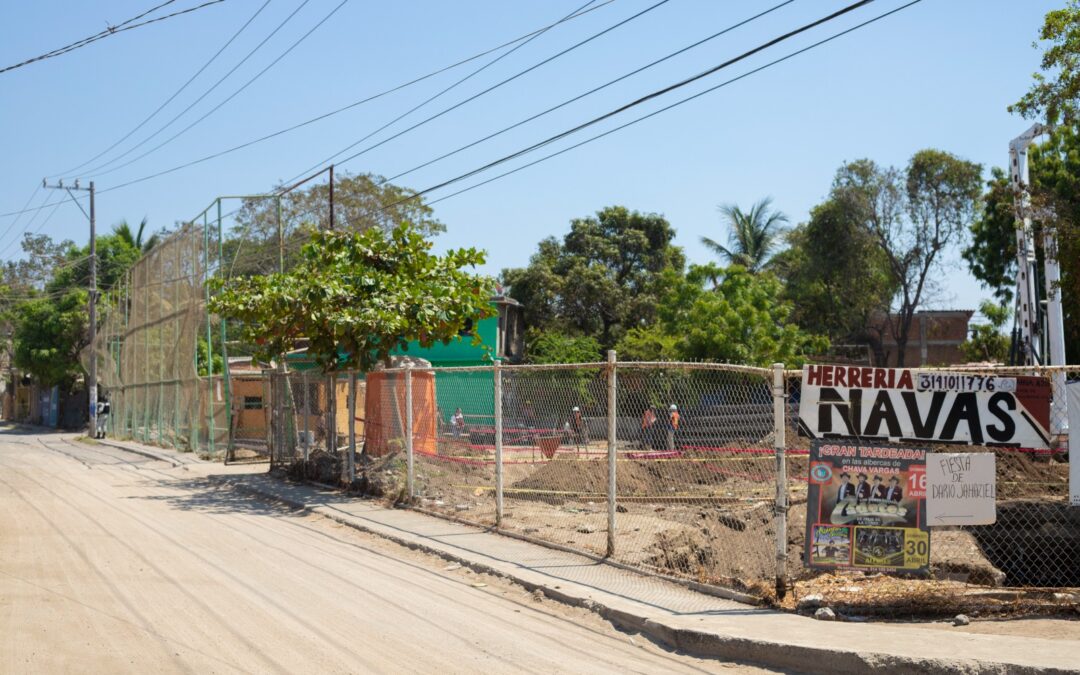 GRISELDA MARTÍNEZ SUPERVISA OBRA QUE EL AYUNTAMIENTO Y SEDATU EN CANCHA DE COLONIA BARRIO NUEVO