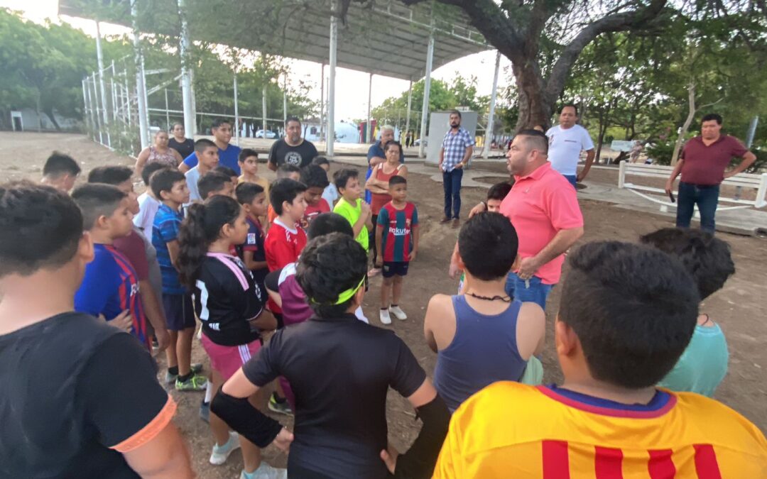 REGIDOR MEMO TOSCANO ENTREGA UNIFORMES A EQUIPO INFANTIL DE FÚTBOL