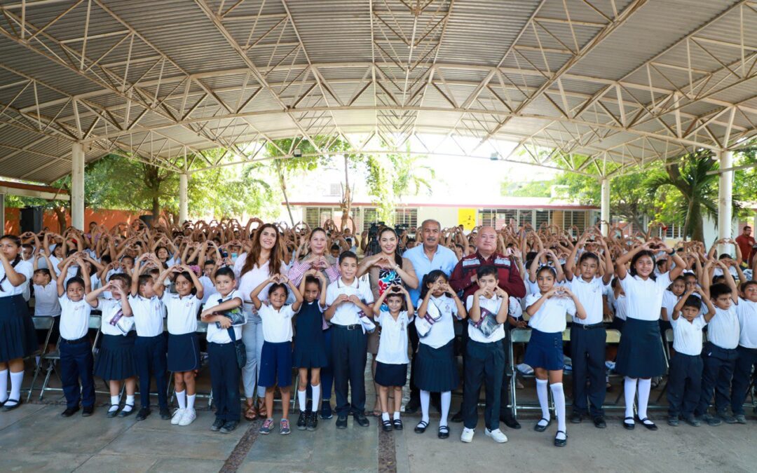 INDIRA ENTREGA UNIFORMES GRATUITOS EN SANTIAGO; SERÁN CASI 30 MIL BENEFICIADOS EN MANZANILLO CON 8 MDP DE INVERSIÓN