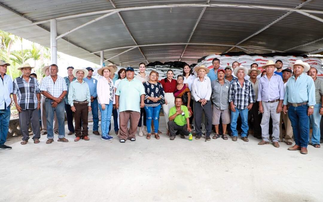 EN MANZANILLO, GOBERNADORA ACOMPAÑA ENTREGA DE FERTILIZANTES PARA EL BIENESTAR
