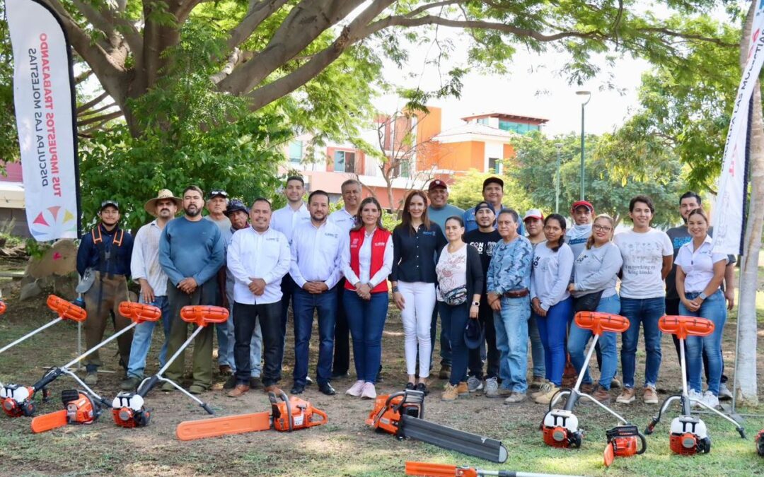 LA PRESIDENTA MUNICIPAL MARGARITA MORENO CONTINÚA CON LA ENTREGA EQUIPO PARA EMBELLECIMIENTO DE JARDINES