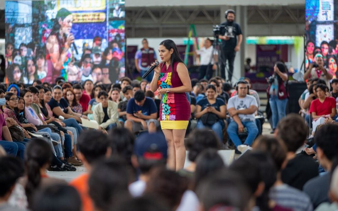 INDIRA ENTREGA CASI 2,500 COMPUTADORAS GRATUITAS A ESTUDIANTES DE LA UDEC