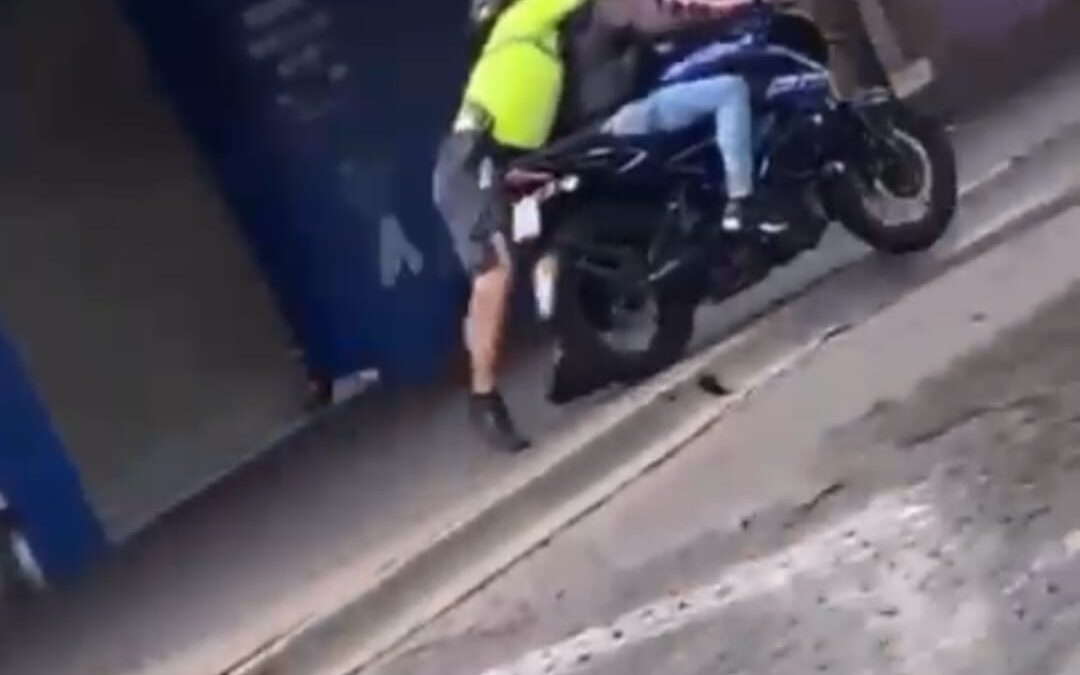 CAUSA LESIONES MOTOCICLISTA ADOLESCENTE A OFICAL DE TRÁNSITO