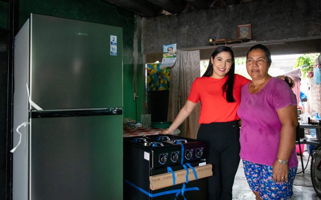 MUJER DE TECOMÁN RECIBE ESTUFA Y REFRIGERADOR, TRAS INCENDIO EN SU CASA