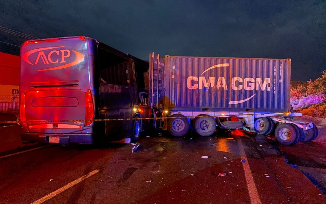 UN DECESO Y 28 LESIONADOS, EN ACCIDENTE EN LA MANZANILLO-COLIMA