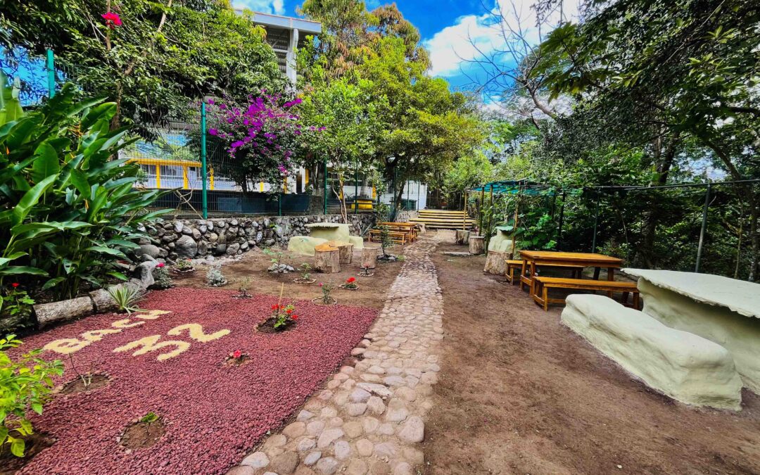 DESARROLLAN UNIVERSITARIOS ÁREA RECREATIVA CON MATERIALES RECICLADOS