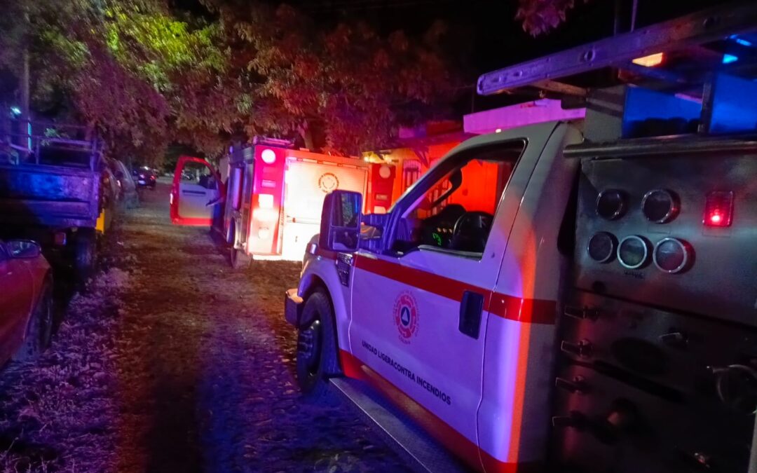 BOMBEROS Y UEPC SOFOCAN EL FUEGO EN DOS VEHÍCULOS; NO SE REPORTAN PERSONAS LESIONADAS