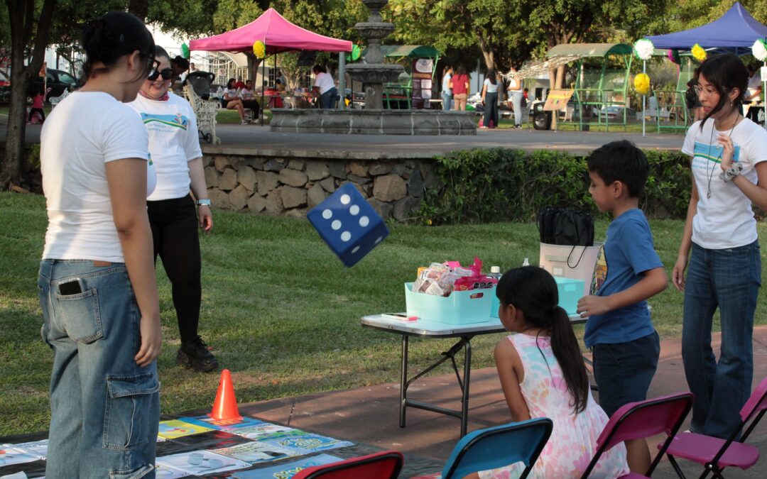 LLEVAN ESTUDIANTES LA PSICOLOGÍA AL PARQUE