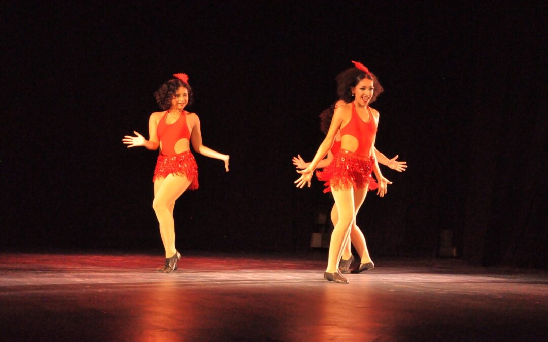 MOSTRARON ESTUDIANTES DE DANZA SUS CREACIONES A CHRISTINE DAKIN