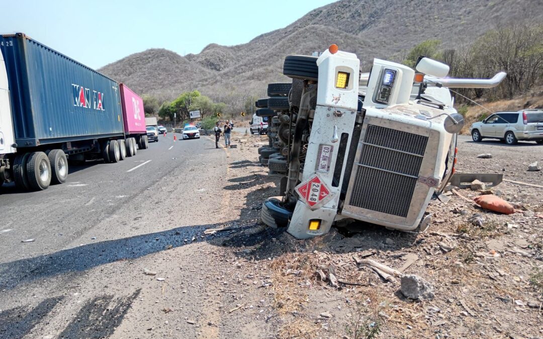 SE VOLCÓ PIPA EN AUTOPISTA COLIMA-MANZANILLO
