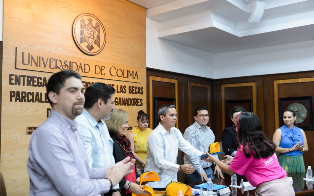 ENTREGAN BECAS PARCIALES A GANADORES DEL RETOCAMP COLIMA
