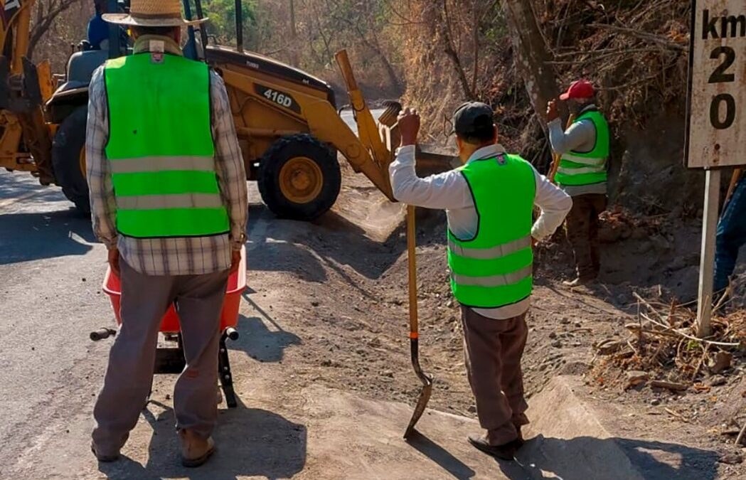 SEIDUM DESAZOLVA CUNETAS Y LIMPIA CARRETERAS ESTATALES DE SEIS MUNICIPIOS DE COLIMA