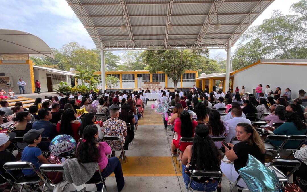 ENTREGA UDEC 66 NUEVOS BACHILLERES EN SUCHITLÁN