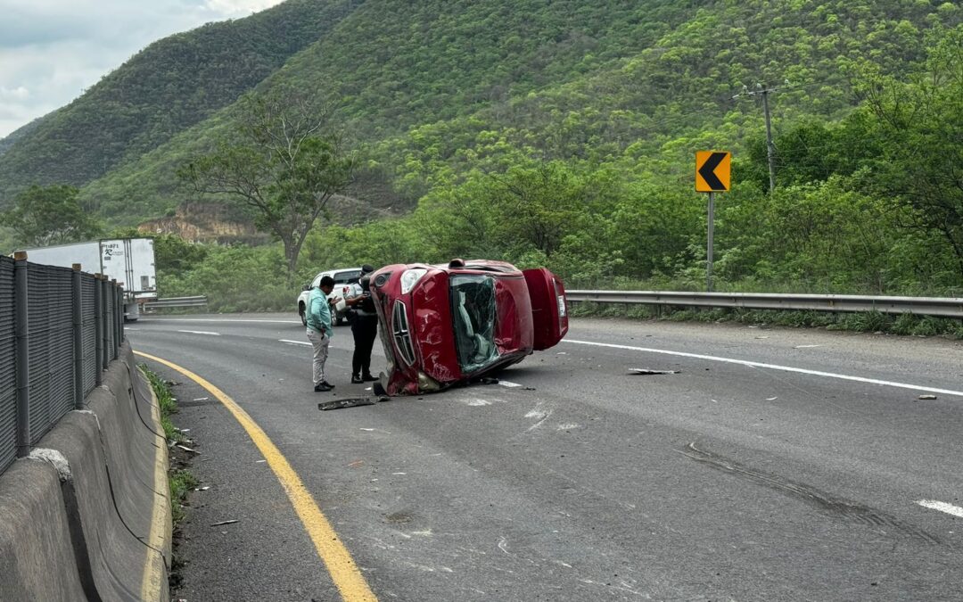 UEPC ALERTA POR AUTO VOLCADO EN LA AUTOPISTA COLIMA-MANZANILLO