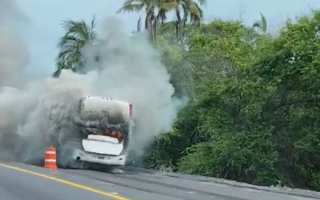UEPC REPORTA INCENDIO DE AUTOBÚS EN AUTOPISTA COLIMA-MANZANILLO; NO HAY PERSONAS LESIONADAS