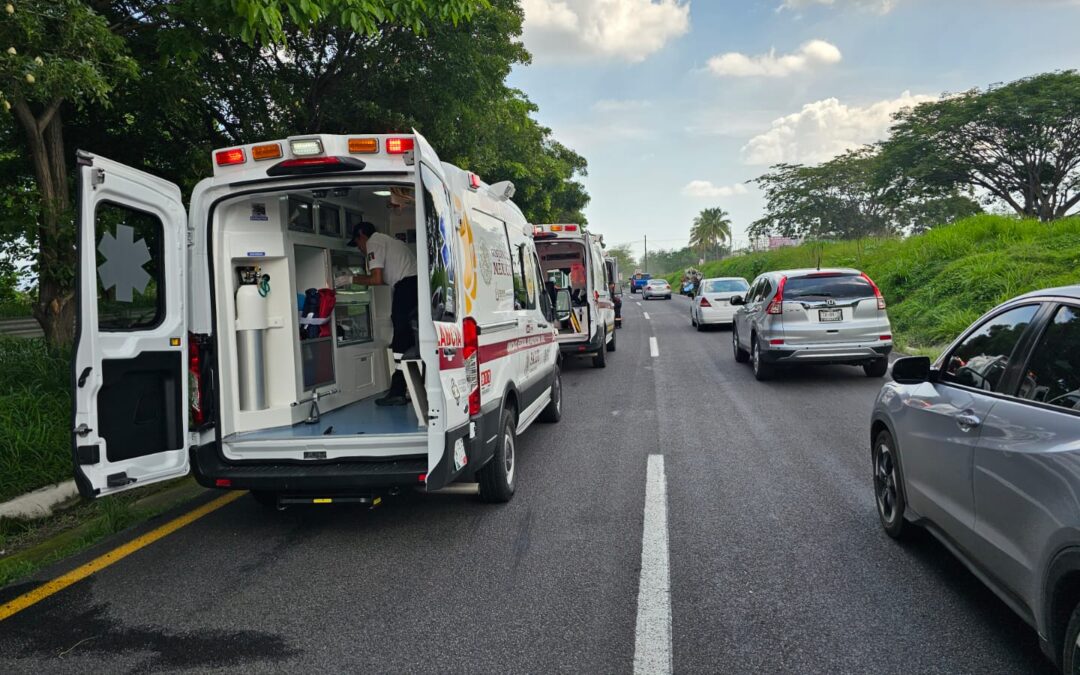UEPC COLIMA AYUDA A 6 PERSONAS LESIONADAS EN ACCIDENTE VEHICULAR