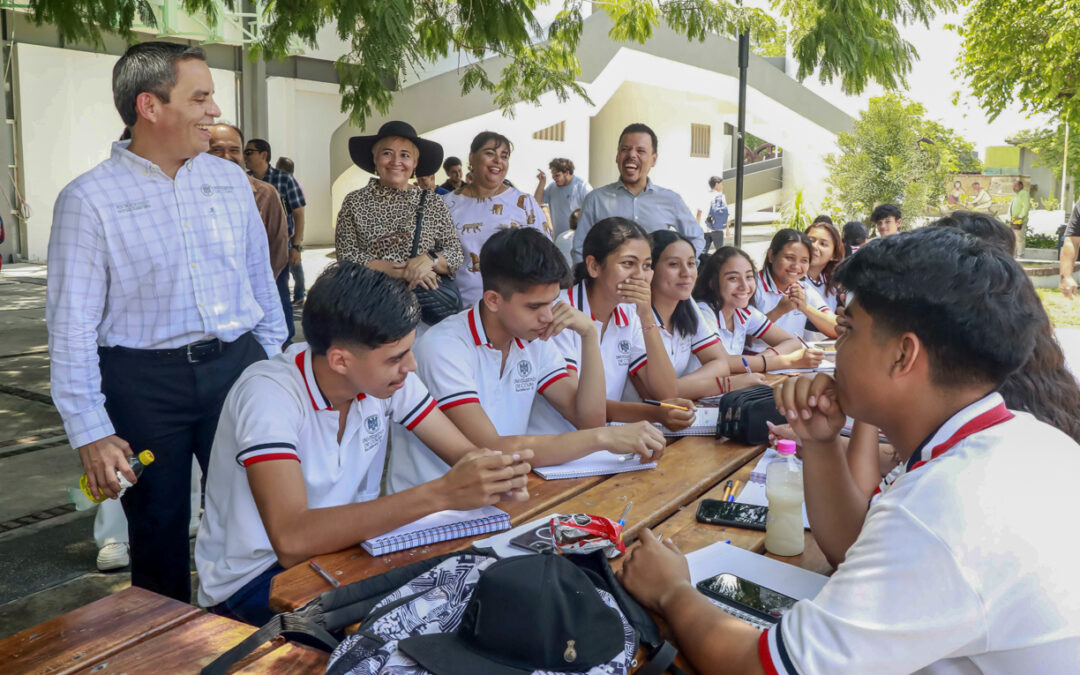 VISITA RECTOR A ESTUDIANTES DEL CAMPUS COQUIMATLÁN
