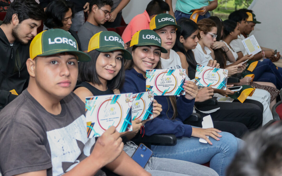 RECIBEN 207 ALUMNOS DE UDEC BECA “CARA AMIGA”, QUE MEJORA SUS VIDAS