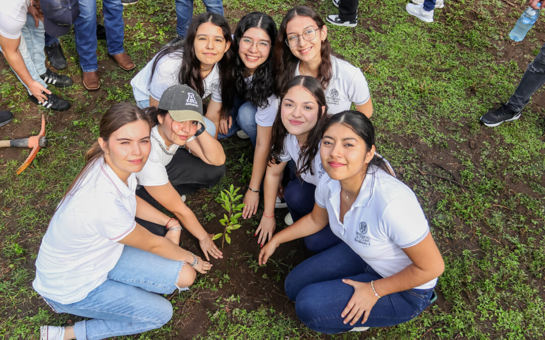 PLANTAN UNIVERSITARIOS MÁS DE 500 ÁRBOLES, EN EL RANCHO EL PEREGRINO
