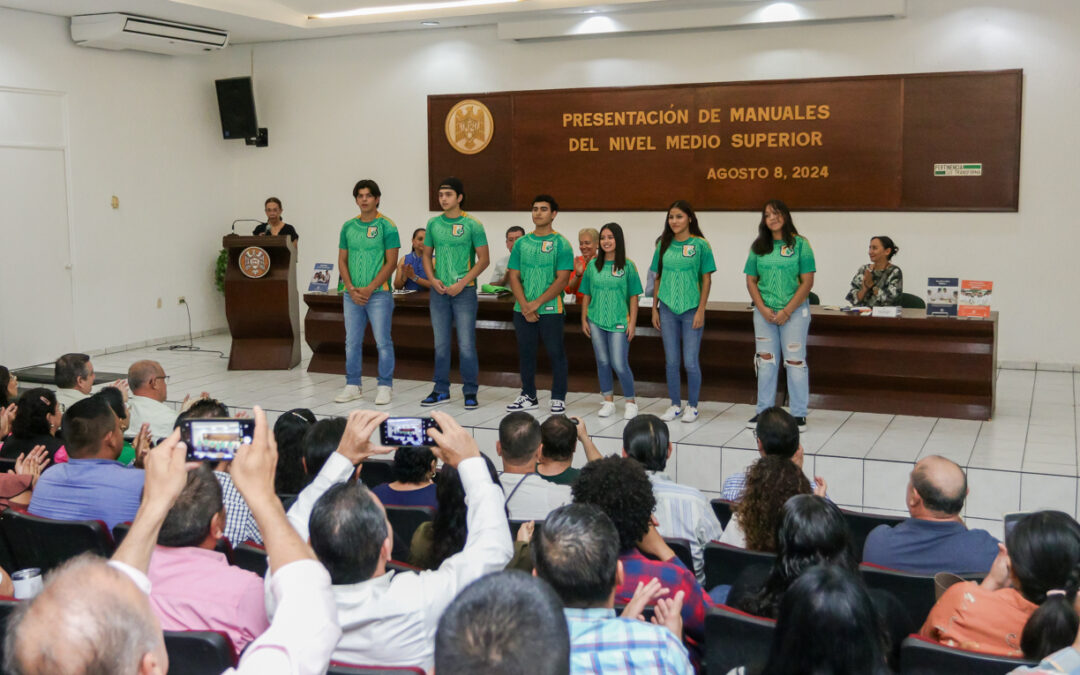PRESENTAN UNIFORME DEPORTIVO PARA BACHILLERATOS DE LA UDEC
