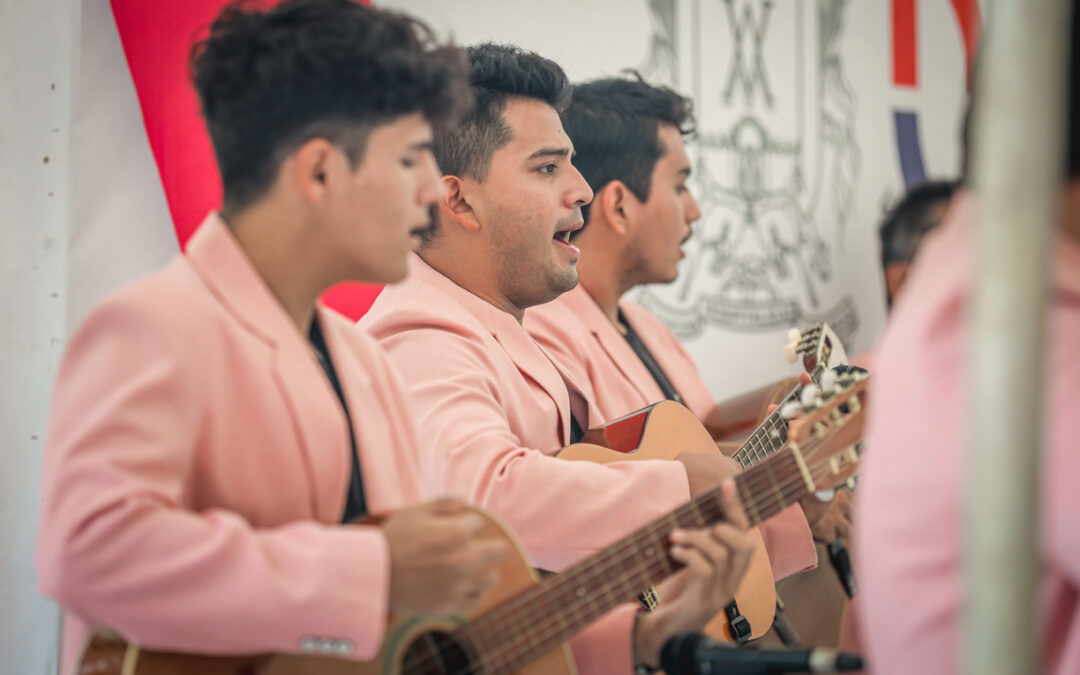 RONDALLA DE LA UDEC DELEITA A VILLALVARENSES CON MELODÍAS ROMÁNTICAS