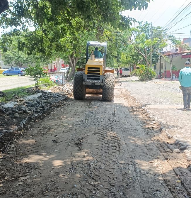 LLUVIAS RETRASAN OBRA DE RODAMIENTO CON CONCRETO EN CALLE RAMÓN SERRANO