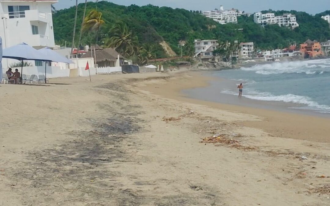 GUARDAVIDAS DE UEPC COLIMA RESCATAN A UNA JOVEN EN RIESGO DE AHOGAMIENTO, EN MANZANILLO