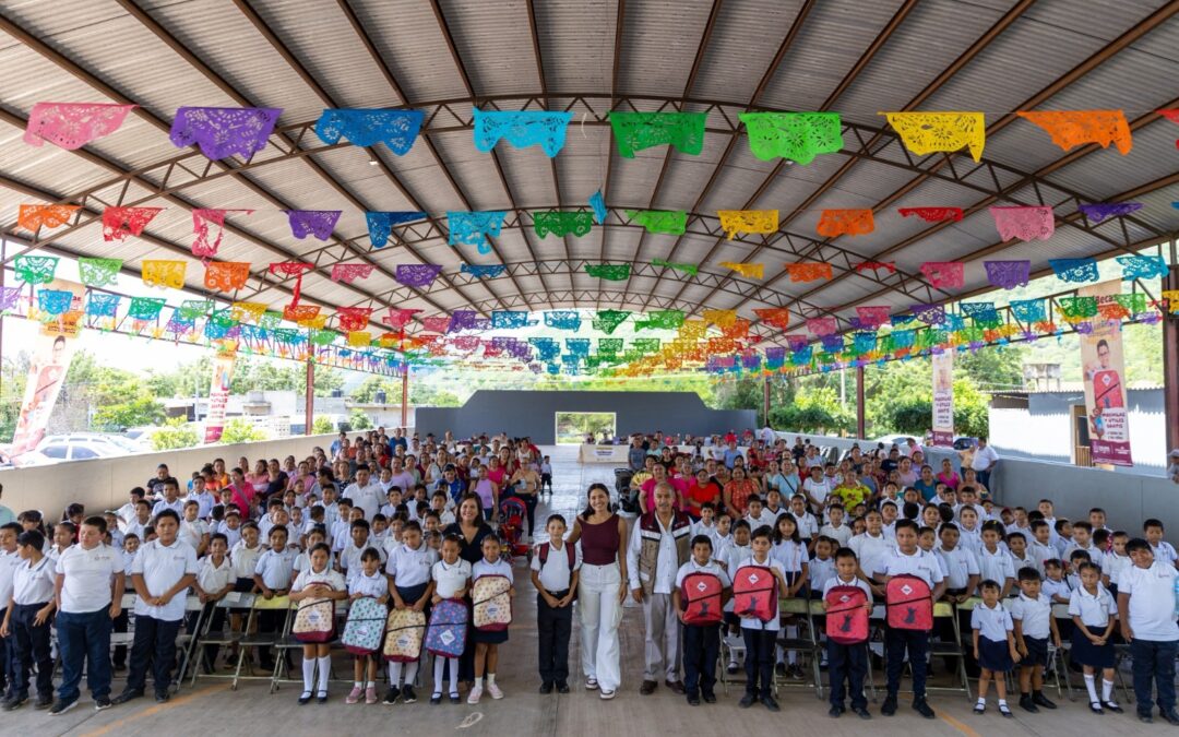 CASI 1,500 ESTUDIANTES RECIBIERON SUS COLIBECAS MOCHILAS Y ÚTILES EN COQUIMATLÁN E IXTLAHUACÁN ESTE LUNES
