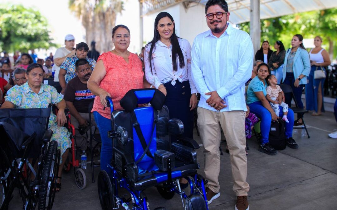 GOBIERNOS DE MÉXICO Y COLIMA ENTREGAN SILLAS DE RUEDAS Y OTROS APOYOS A 155 PERSONAS DE TECOMÁN