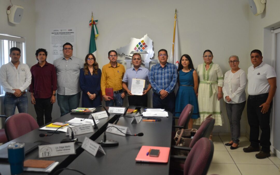 IEE COLIMA ENTREGA CONSTANCIA A EFRÉN PACHECO COMO REGIDOR DE MANZANILLO