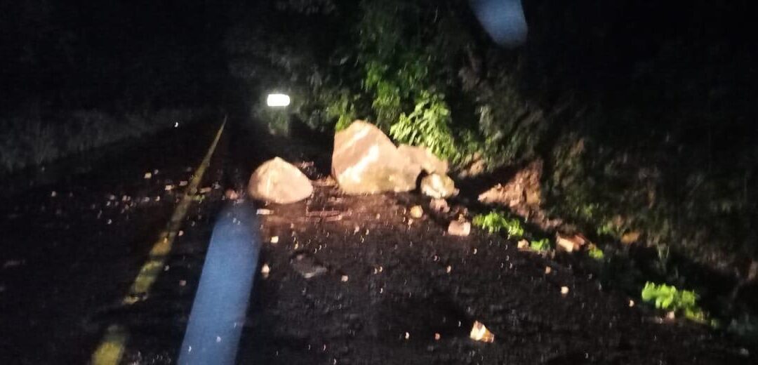 DERRUMBE BLOQUEA LA CARRETERA A MINA, LA LIBERA PC DE VDEA