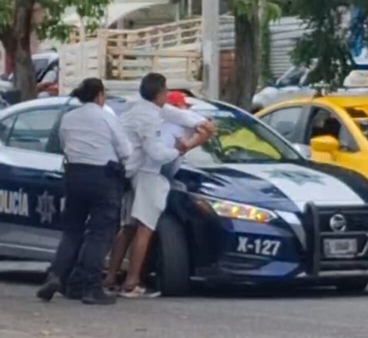 VIOLENTAMENTE POLICÍAS MUNICIPALES DE COLIMA IMPIDEN LABOR INFORMATIVA Y DETIENEN A REPORTERO