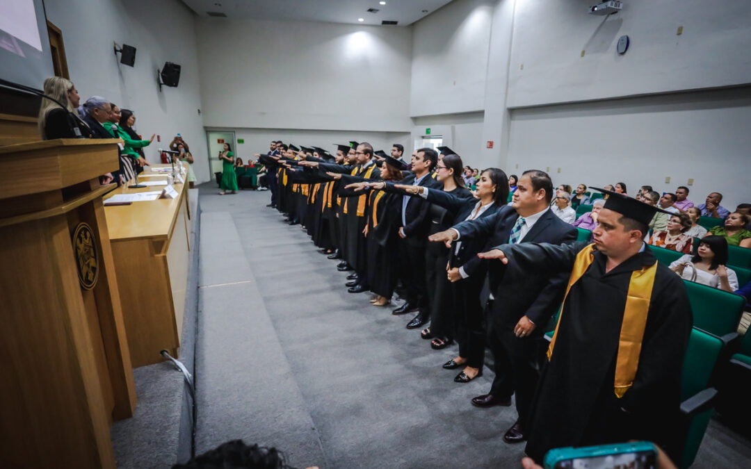TOMAN PROTESTA 23 MAESTROS Y MAESTRAS EN DERECHO