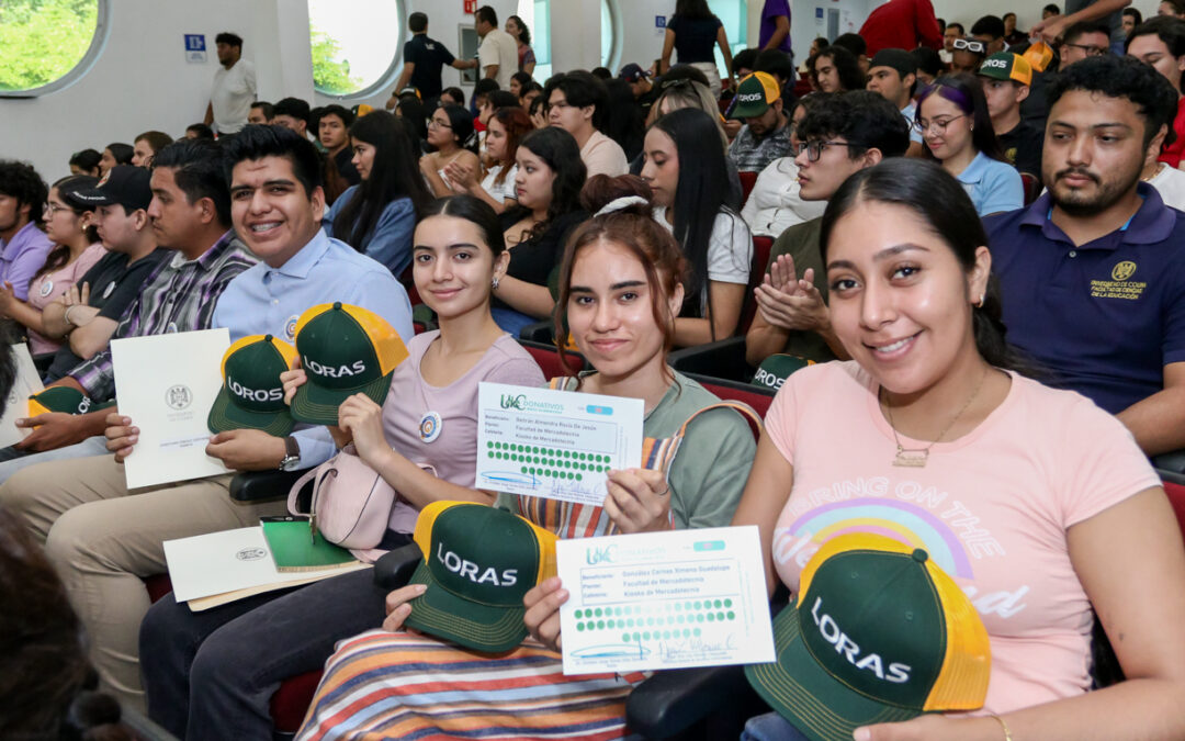 ENTREGAN BECAS DE PROGRAMAS G TRANSFORMA Y UDEC DONATIVOS