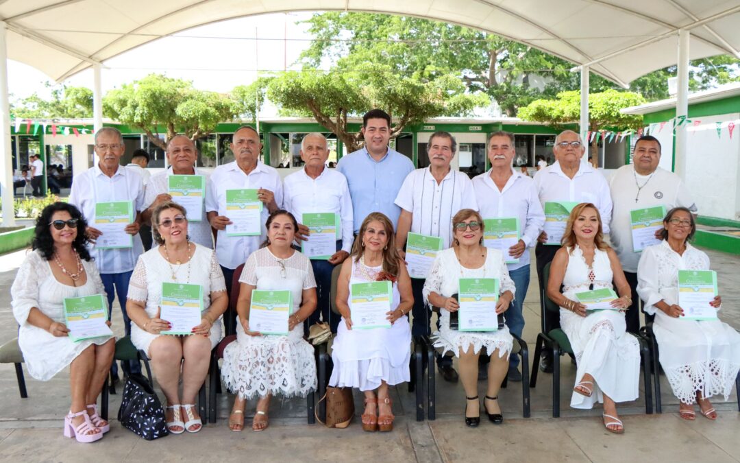 RINDEN HOMENAJE A PRIMERA GENERACIÓN DE EGRESADOS DEL BACHILLERATO 5, A 50 AÑOS