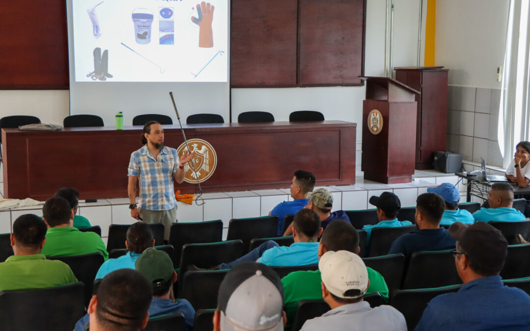 APRENDEN A MANEJAR FAUNA SILVESTRE TRABAJADORES DEL CAMPUS TECOMÁN