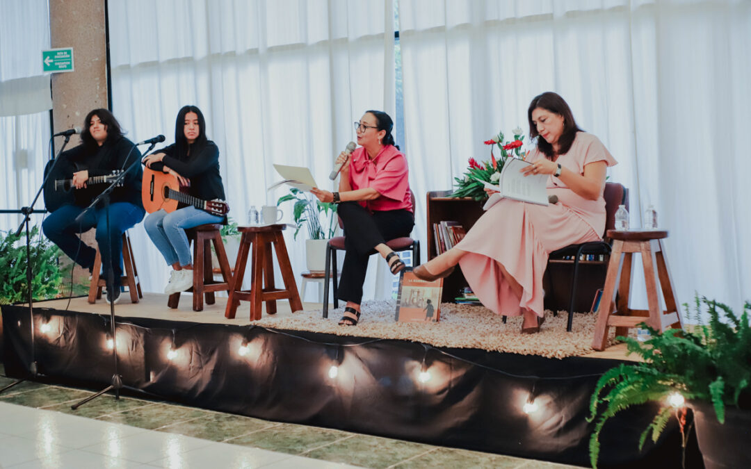 UNIVERSITARIAS LEEN A MUJERES, EN EL CUBAM DE MANZANILLO