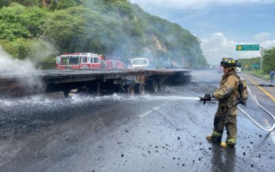 UEPC ALERTA POR INCENDIO DE TRÁILER EN AUTOPISTA COLIMA-MANZANILLO