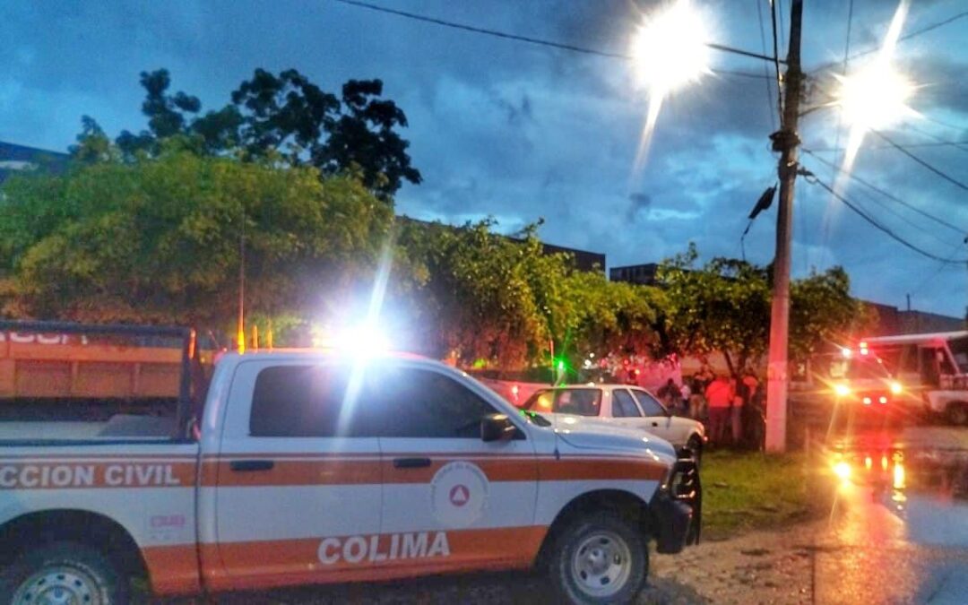 PROTECCIÓN CIVIL ATIENDE A PERSONAS LESIONADAS TRAS ACCIDENTE ENTRE TREN Y CAMIÓN PASAJERO, EN COQUIMATLÁN