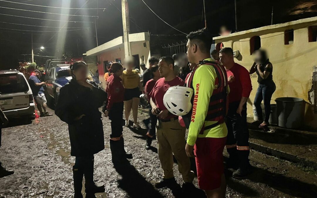 UEPC COLIMA ATENDIÓ A POBLACIÓN EN ZONAS DE RIESGO, TRAS LAS LLUVIAS DE ESTE MIÉRCOLES